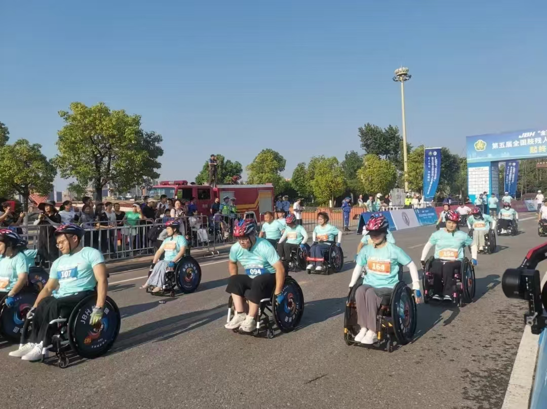 图为第五届全国肢残人轮椅马拉松赛现场